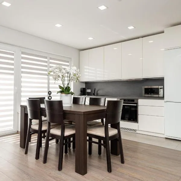 Amber - Luxury Two Bedroom Apartment, ξενοδοχείο στην Παλάγκα