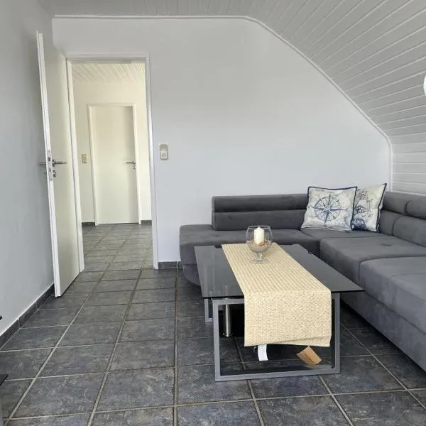 NEU! Ferienwohnung Up de Warf, hotel em Dornum