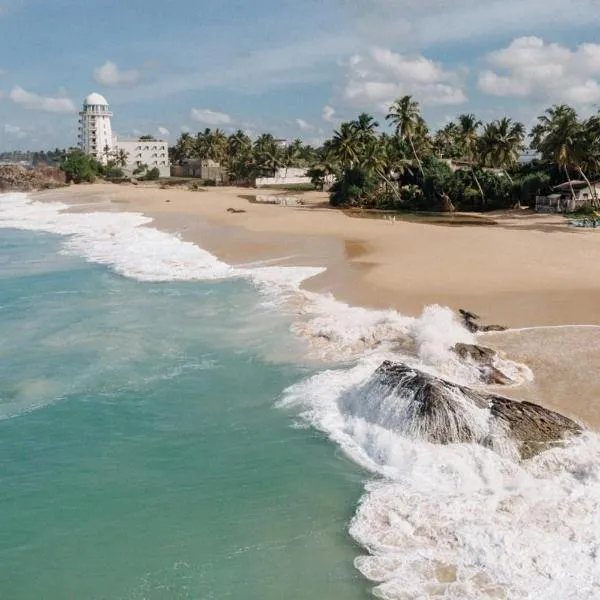 Sea Crest Beach Villa, hótel í Ambalangoda