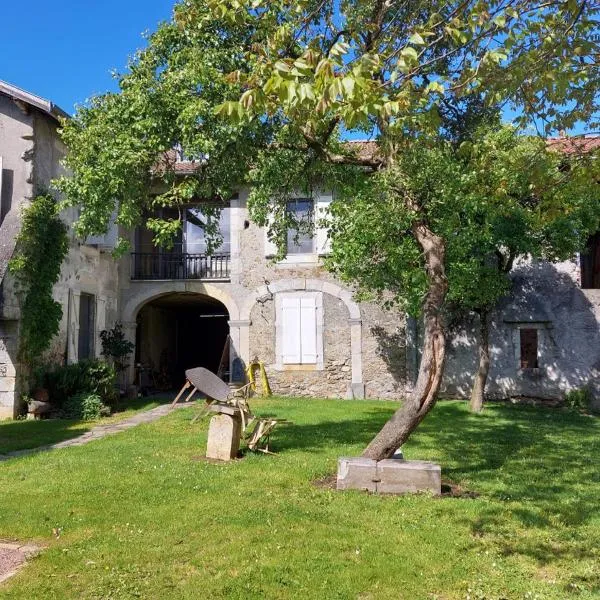 Superbe maison de 1785, table d'hôte, bain à remous, massages, hotel v destinácii Nestier