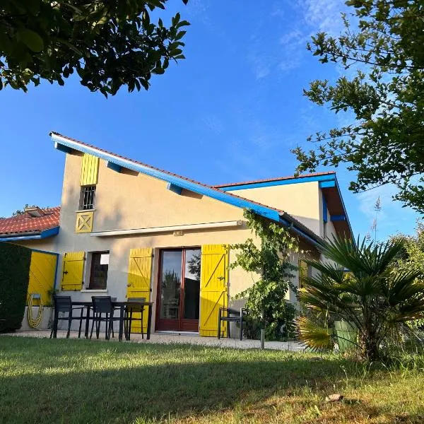 Jolie maison de vacances avec terrasse et jardin, hotel v destinaci Saint-Julien-en-Born