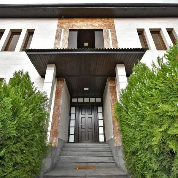 Luxury White House In Yerevan, hotel in Yerevan