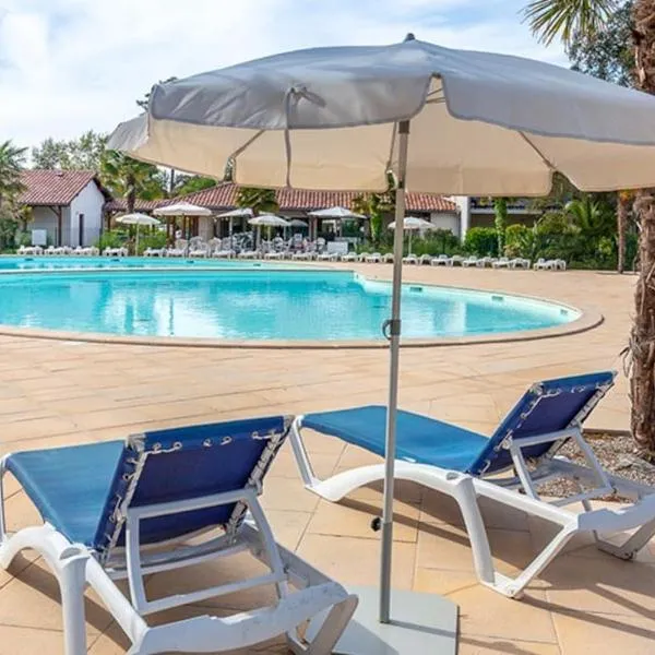 maison cosy avec piscine, tennis, piste cyclable, khách sạn ở Ondres