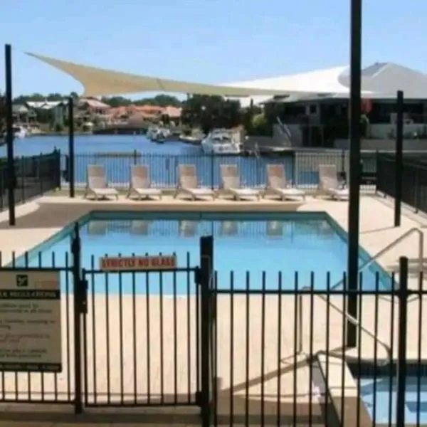 Apartment in Apollo Quays resort with shared Jetty, hotel v destinaci Mandurah