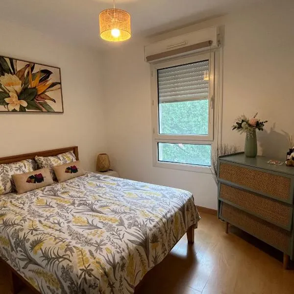 Agréable chambre et salle de bain privée dans notre appartement partagé, hotel in Cannes