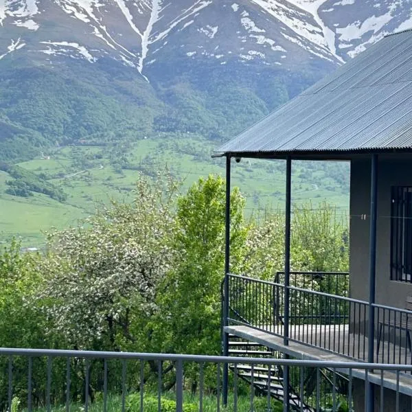 Cozy Dez Guest House with Dreamy Mountain Views, hotel u gradu Margahovit