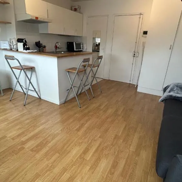 Studio Porte Maillot Immeuble Haussmannien, hotel in Neuilly-sur-Seine