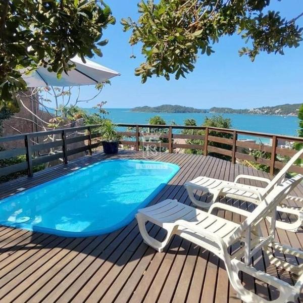 A90 - Casa com piscina e linda vista - centro de Bombinhas