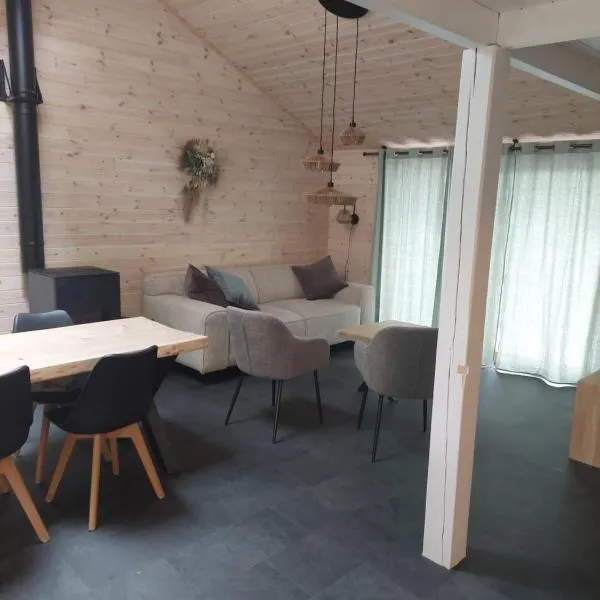 Chalet 7 - volledig gerenoveerd, hotell i Rendeux