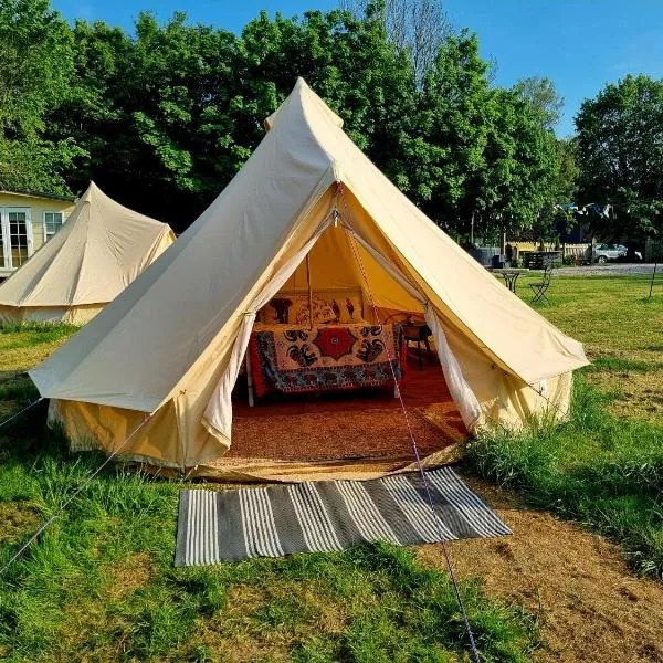 Secret garden glamping African themed tent, hotel in Bottesford