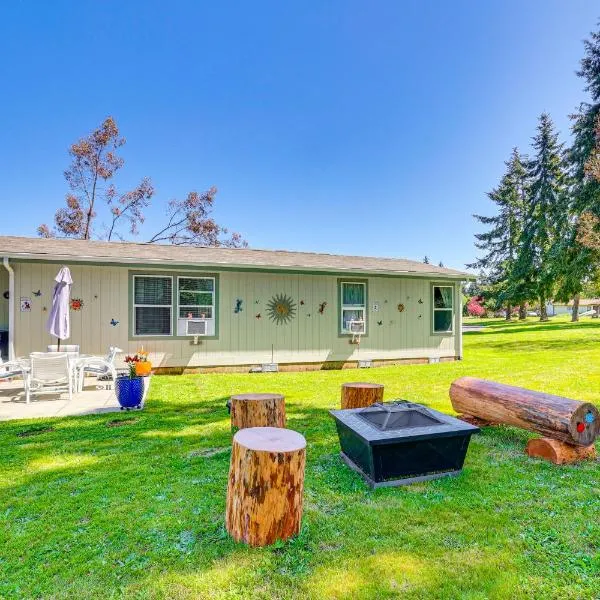 Fire Pit + Patio: Peaceful Port Angeles Escape!, hotel in Port Angeles