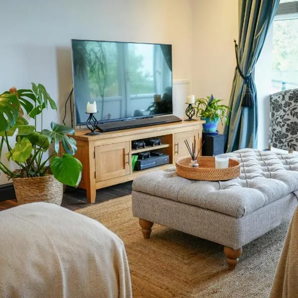 2 Bedroom Cottage with Spectacular Views of Snowdonia and Anglesey, hotell i Bangor