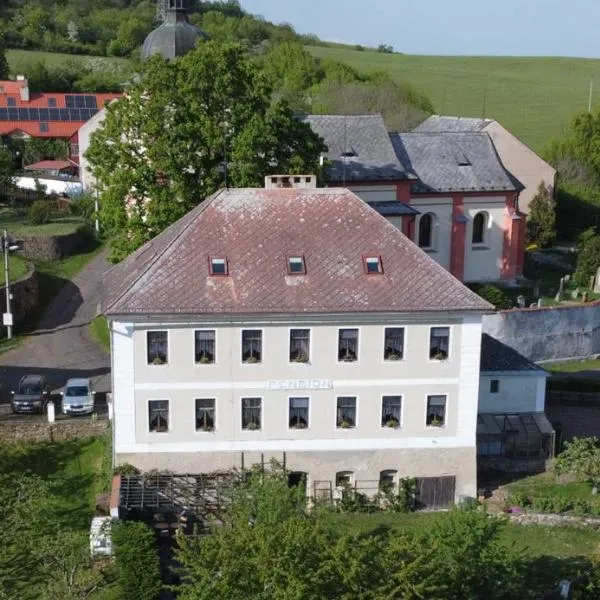 Pension Nahořečice, hotel v destinaci Valeč