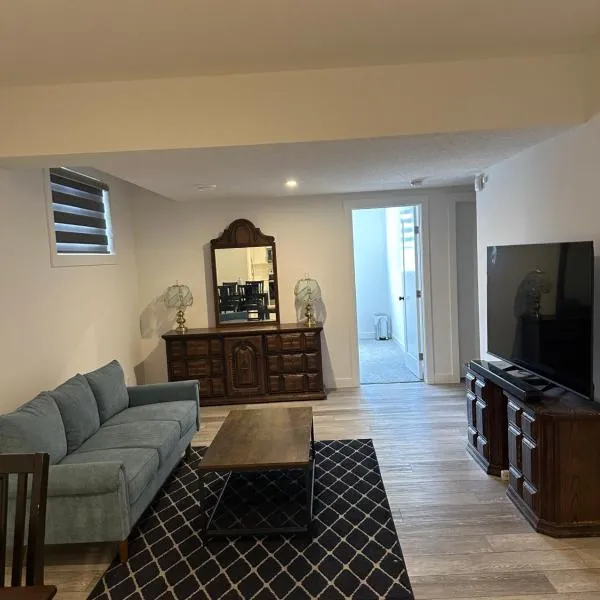 Spacious 2 BR & Kitchen Basement Apartment near Airport, ξενοδοχείο στο Κάλγκαρι