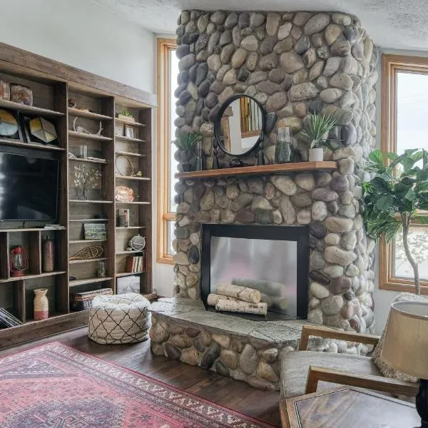 Wapiti View 6-Bedroom Cabin 28mins to Yellowstone, hotel v destinaci Island Park