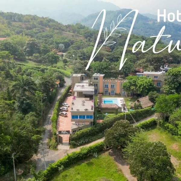 Hotel Natural Hill's by H&R，Quebradanegra的飯店