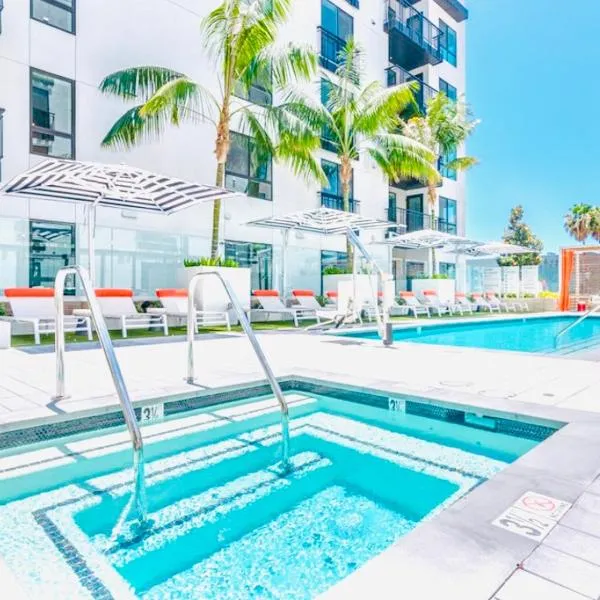 Hollywood Penthouse with Balcony & Pool View, khách sạn ở Los Angeles