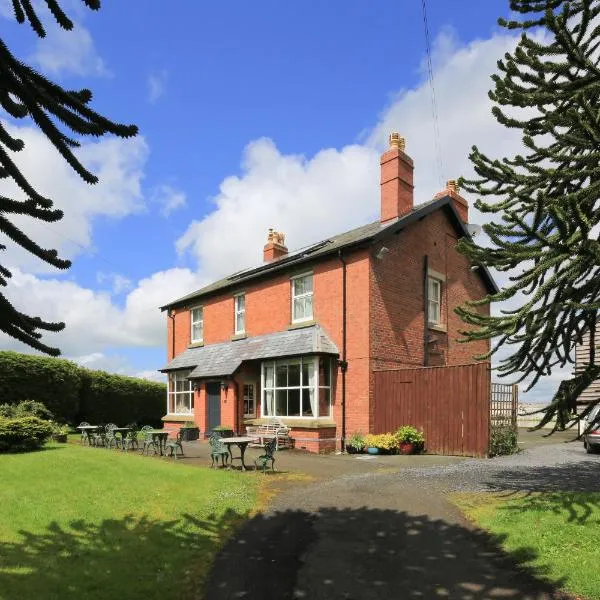 The Old Vicarage Dolfor, hotel in Mochdre