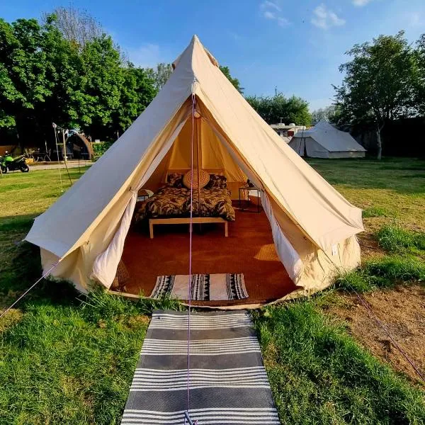 Japanese tent Secret garden glamping, Hotel in Newark-on-Trent