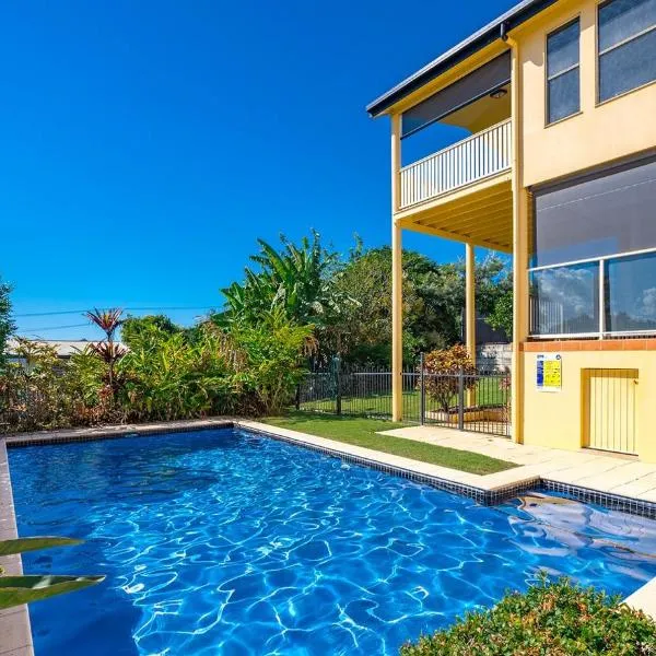 Buena Vista - Luxe 4 bedroom house, Views, Beach, hotel v destinaci Yeppoon