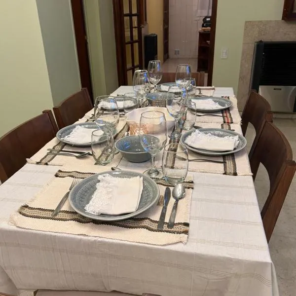 Excelente casa céntrica, hotel in Santa Rosa