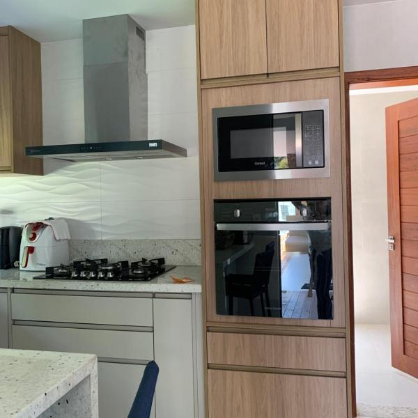 Casa 5 suites, lavabo externo, dependência completa, lavabo externo, área goumert com churrasqueir a 300 metros da praia - Foto 4