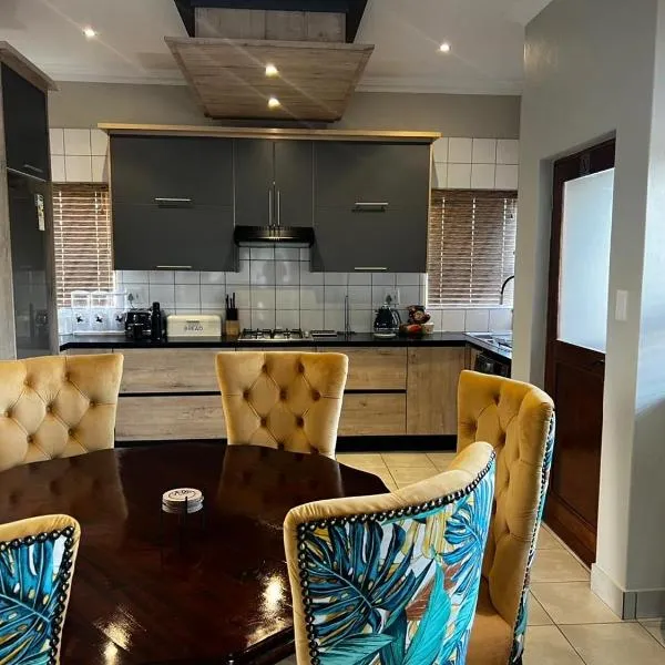 Sasavona Luxury Cottage - 631 Euphoria Golf & Lifestyle Estate, hotel v destinaci Naboomspruit