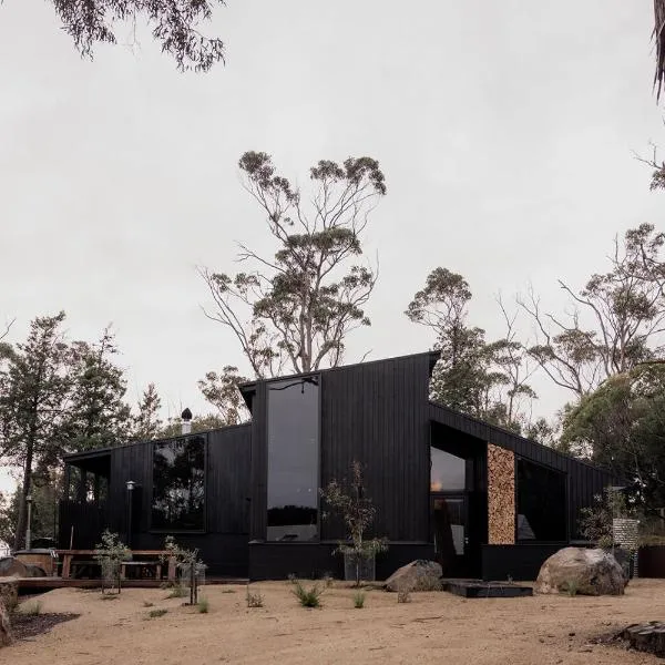 'Sisters' - Cliff top cabin with hot tub โรงแรมในSpring Beach