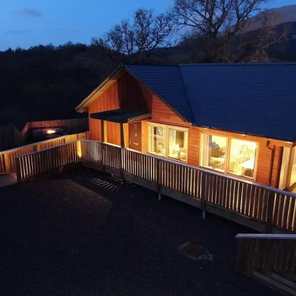 Hot tub lodge with stunning view, hotel v destinaci Taynuilt