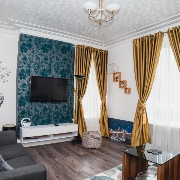 Entire Fabulous 2Bedroom First Floor Flat Located Within Close Proximity to City Centre & University of Aberdeen with Private Parking, hotel in Aberdeen