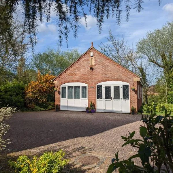 Cosy and secluded brook-side lodge, hotel in Sleaford