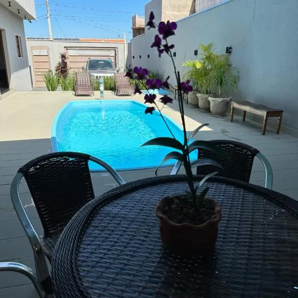 casa inteira com 3 suites e área de lazer, hotel v destinaci Delfinópolis