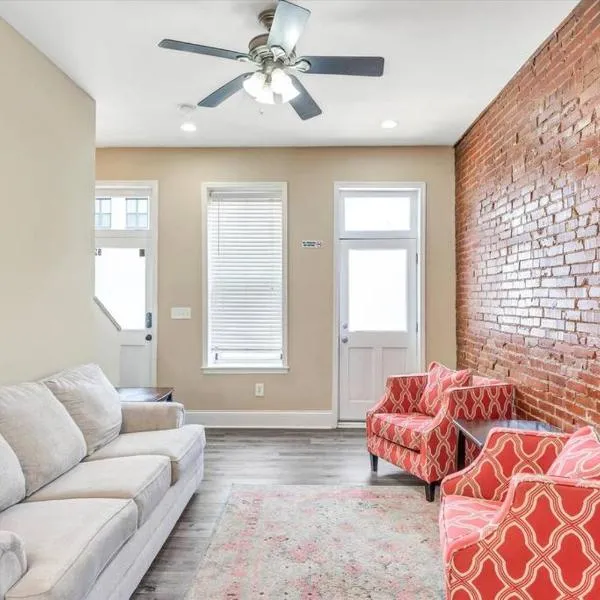 Tower Grove Two-Story Cozy Unit for Groups STL side a, hotel in Tower Grove