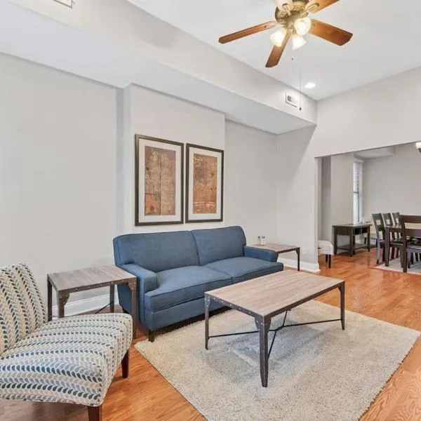 St Louis Tower Grove Two-Story Townhome Perfect for Groups Side A, hotel in Tower Grove