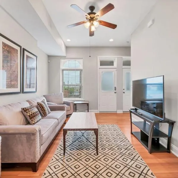St Louis Tower Grove Two-Story Townhome Perfect for Groups Side B, hotel in Tower Grove