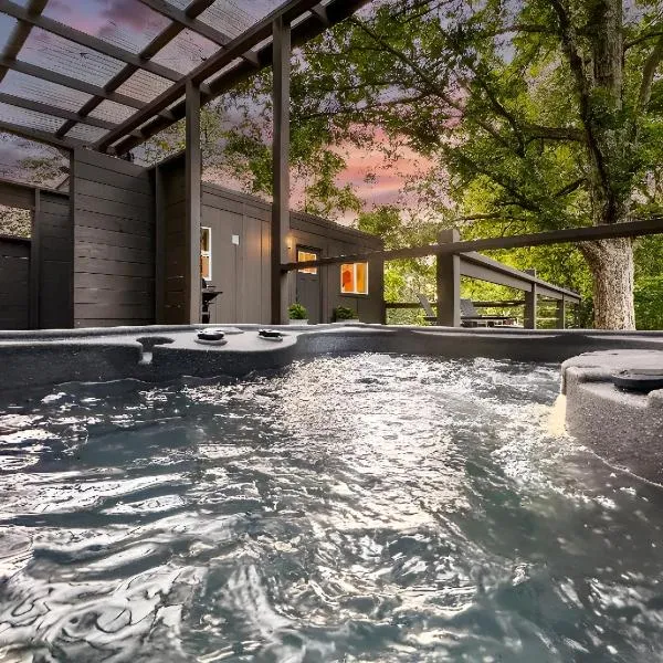 Couples Retreat: King Bed:Hot tub:Firepit & More, hotel en Blue Ridge