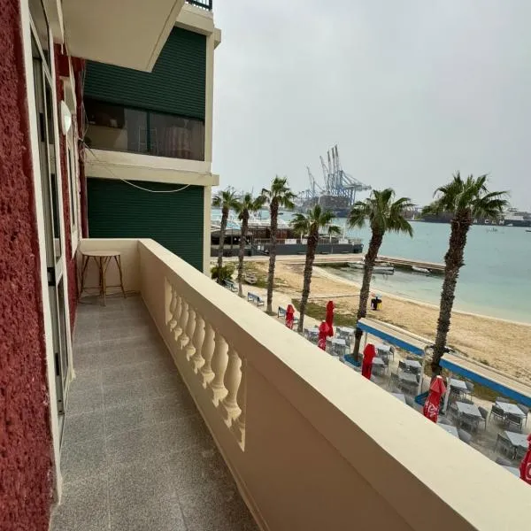 Beach Front Apartment, hotel en Birżebbuġa