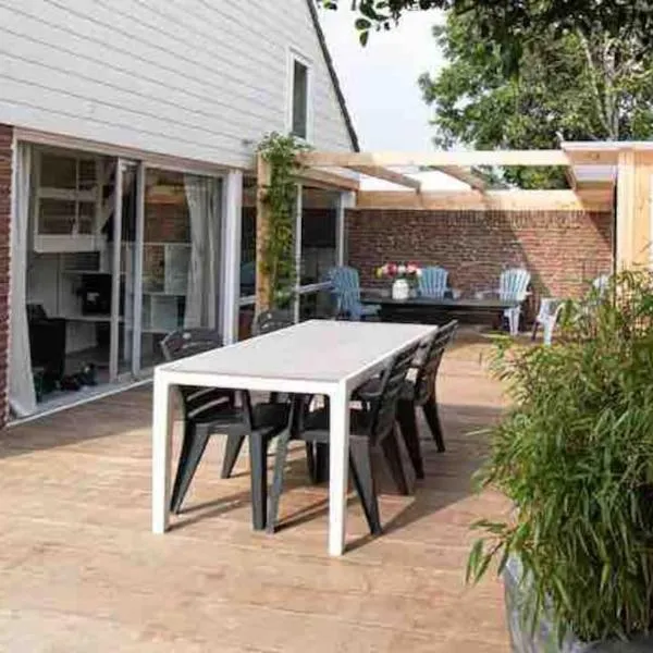 Cosy bungalow with private garden, hotel en Noordwijkerhout