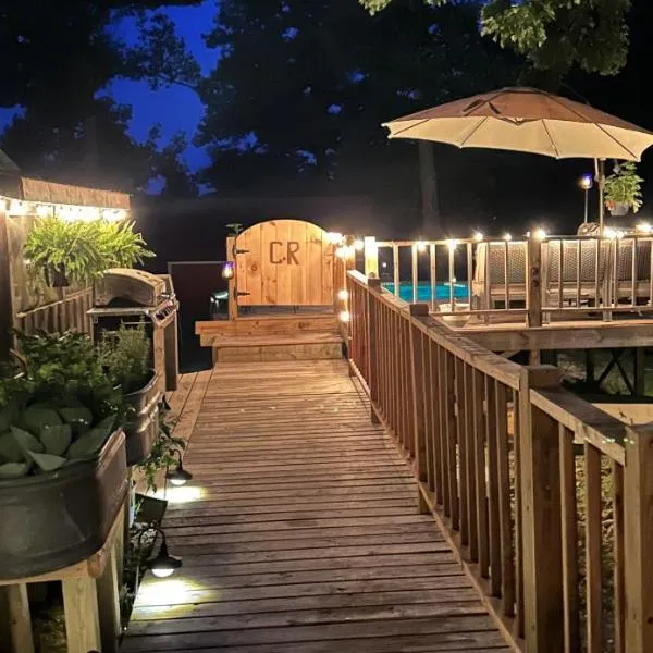 Country Roads cabin, hotel in Jamestown