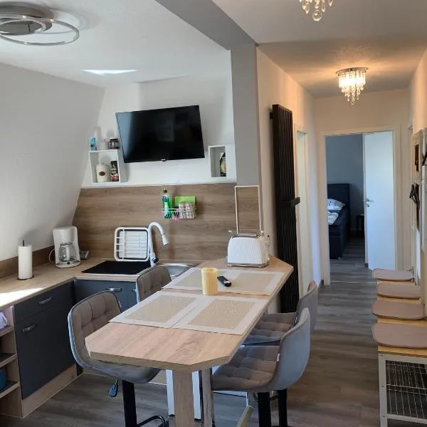 -Fewo Benz- Exklusive Ferienwohnung im Stadtzentrum von Wittenberge Modernes Ambiente, 3 Einzelzimmer für bis zu 6 Gäste - voll ausgestattet mit Waipu-TV und High-Speed-WLAN Bettwäsche und Handtücher inklusive!, hotel em Wittenberge