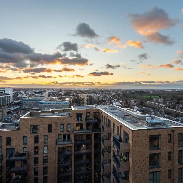 Sunset Retreat: Steps from Heathrow/Twickenham, hotel en Hounslow