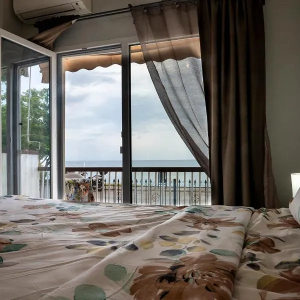 B&G Beach bliss apartment, hotel in Nea Iraklia