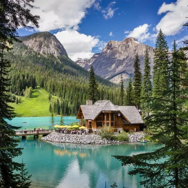 エメラルド レイク ロッジ（Emerald Lake Lodge）、フィールドのホテル