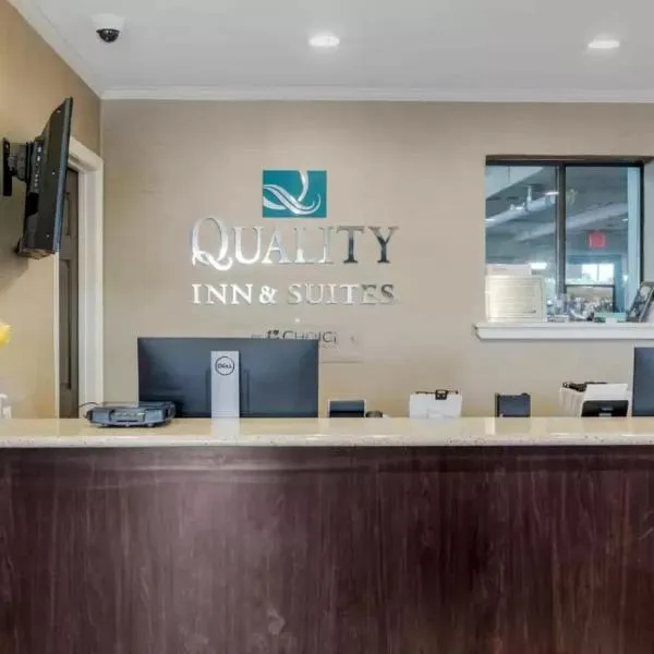 Quality Inn & Suites Oceanblock, hotel in Middlesex Beach