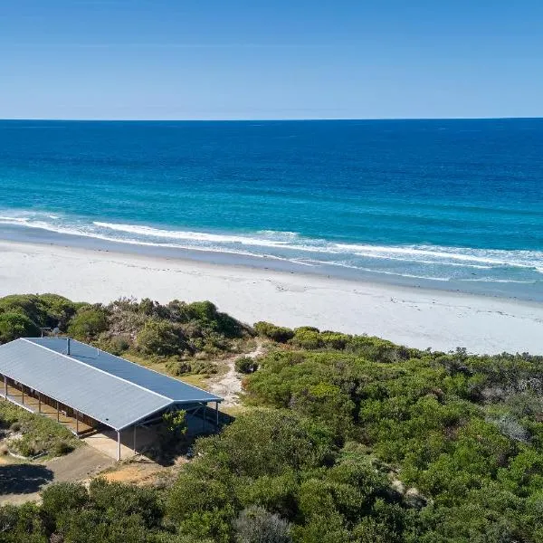 Rustic by the sea ~ a timeless holiday retreat!, hotel in Douglas River