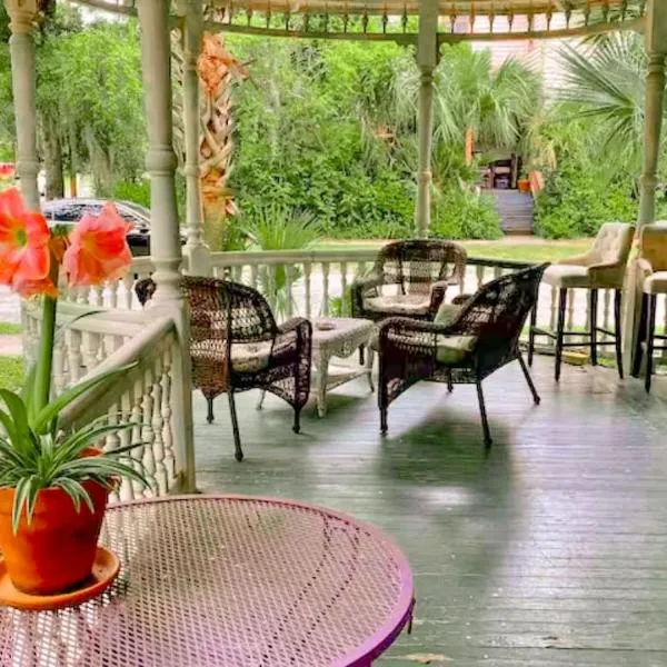 Downtown Historic Victorian Charmer Sleeps 7, hotel em Gainesville