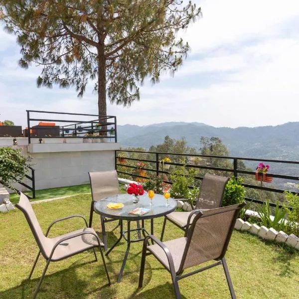Villa Woodside Meadows by VEO - 3BR with Free BF, Apple Orchard, & Jacuzzi, hotel en Kasauli