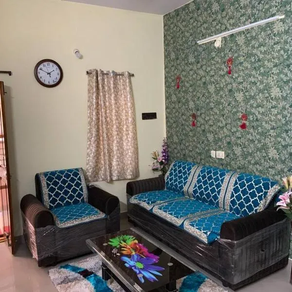 KesarHomes-HomeStay- FLT202-2nd Flr-2BHK-APT-AC-Lift-Kukatpally, hotell i Hyderabad