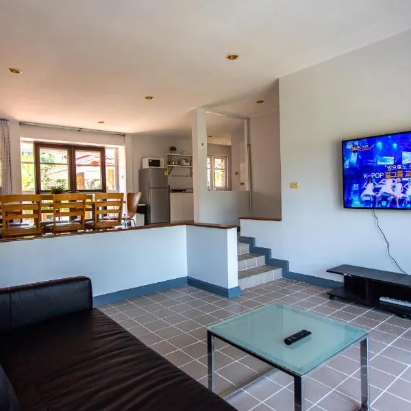 F4 Beach house Kitchen BBQ 3 bedrooms Large yard, ξενοδοχείο σε Ban Sak Khun Wiset