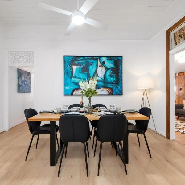 Heritage 5BR Queenslander- Walk to CBD&South Bank, 3 Parking, khách sạn ở Brisbane